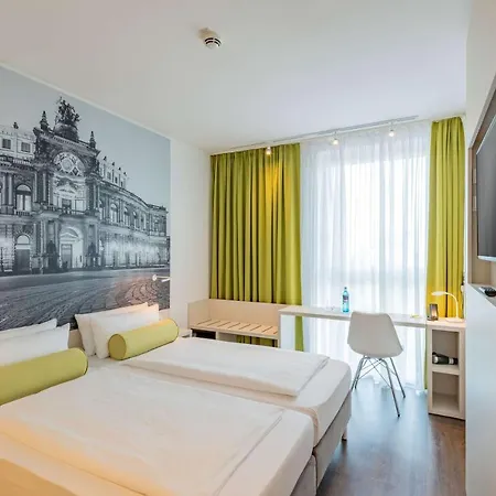 Super 8 By Wyndham Hotel