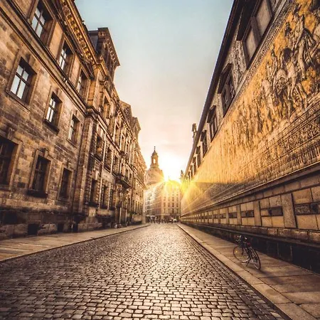 Gaestezimmer In Mit Dach-terrasse, Wohnbereich Und Kueche Homestay Dresden