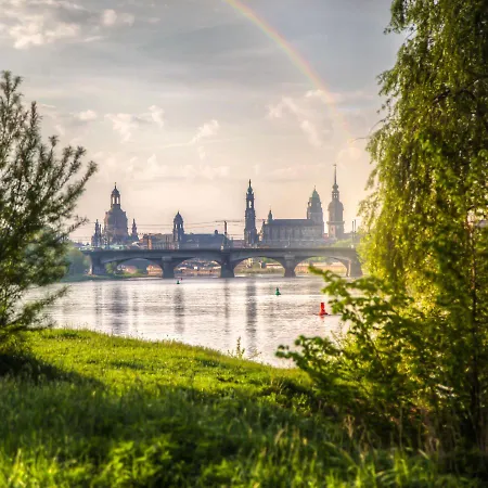 Gaestezimmer In Mit Dach-terrasse, Wohnbereich Und Kueche Homestay Dresden