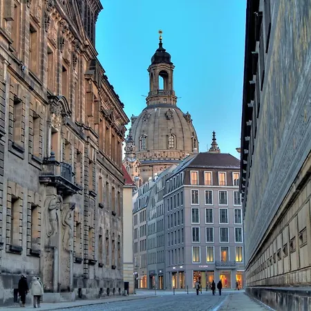 Gaestezimmer In Mit Dach-terrasse, Wohnbereich Und Kueche Homestay Dresden