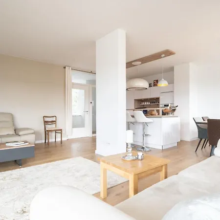 Homestay Gaestezimmer In Mit Dach-terrasse, Wohnbereich Und Kueche *