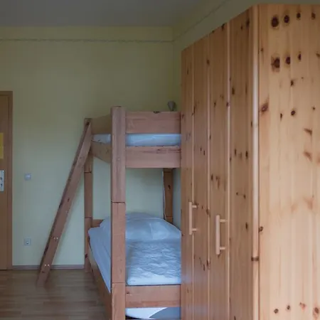 Louise 20 Hostel *