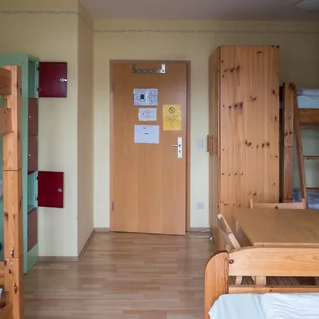 Louise 20 Hostel *
