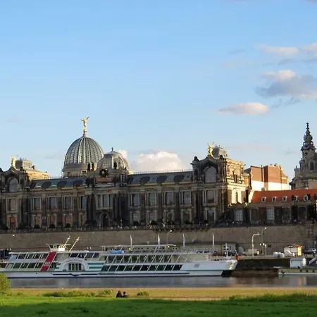 Grosses Im Zentrum Von Dresden, 2 Schlafzimmer, 2 Baeder, Balkon * Dresda