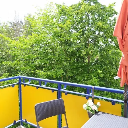 Helles Mit Balkon Am Grossen Garten Nahe Stadtzentrum