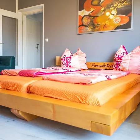 Apartment Whg./flat Am Grossen Garten In