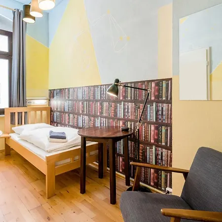 Mondpalast Hostel *