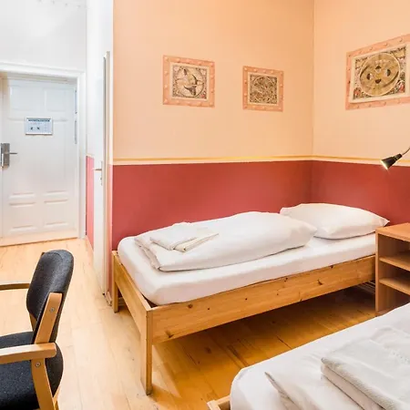 Mondpalast Hostel *