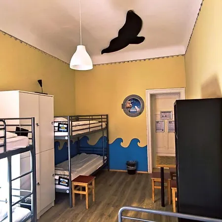 Mondpalast Hostel *