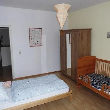 Sehr-schoene-4-raum-maisonette-fewo-mit-110qm-balkon-zentral-preiswert-t7 Apartment *