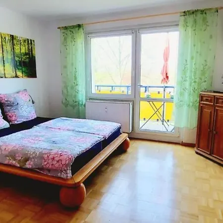 Apartment Helles Mit Balkon Am Grossen Garten Nahe Stadtzentrum