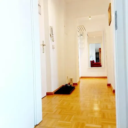 Helles Mit Balkon Am Grossen Garten Nahe Stadtzentrum Apartment