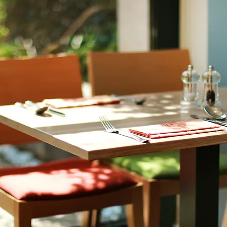 - South, An Ihg Hotel 4*