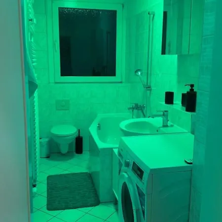 Am See/ Mit Einem Schlafzimmer, Kuche & Balkon Apartment