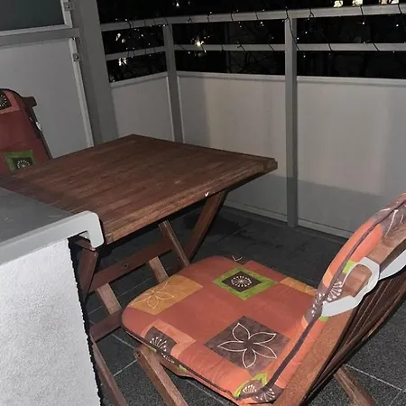 Am See/ Mit Einem Schlafzimmer, Kuche & Balkon Apartment