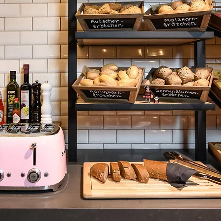 Hotel Moxy Neustadt 3*