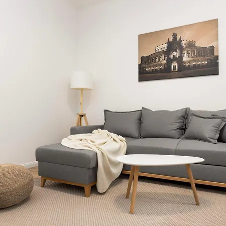 Deluxe - Garden - Near Elbe - Airport Apartment *
