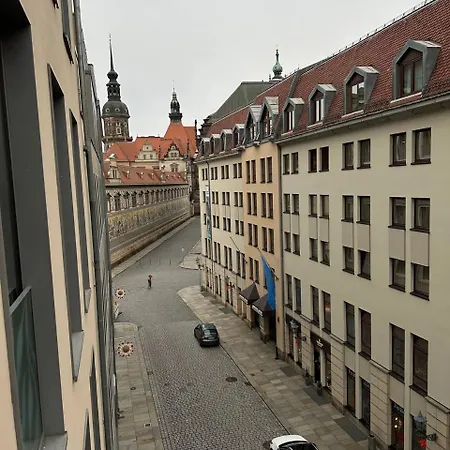 Gegenueber Frauenkirsche Homestay *