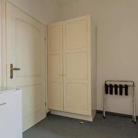 Guest house Fuer Monteure In Dresden, Mit Eigenem Bad Und Grosser Gemeinschaftskueche