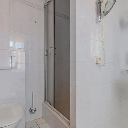 Guest house Fuer Monteure In Dresden, Mit Eigenem Bad Und Grosser Gemeinschaftskueche *