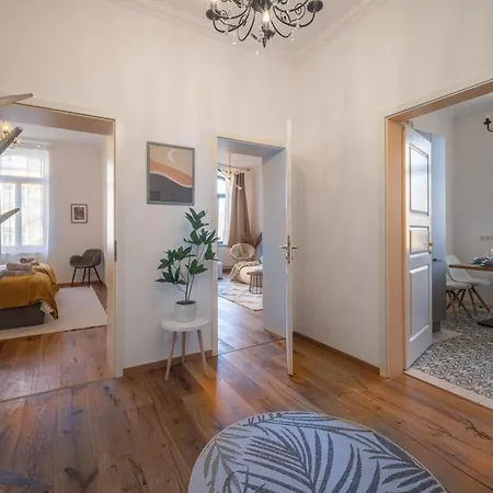 Goethe Palais Am Grossen Garten, Arbeitsplatz, Ruhig, Max 6p, Smart-tv, Eigener Parkplatz * Dresden