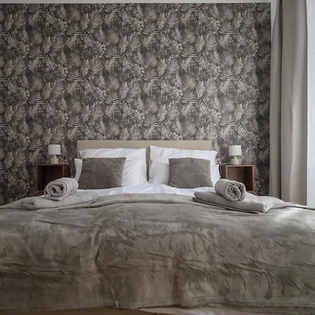 Goethe Palais Am Grossen Garten, Arbeitsplatz, Ruhig, Max 6p, Smart-tv, Eigener Parkplatz Apartment