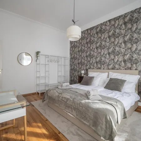 Apartment Goethe Palais Am Grossen Garten, Arbeitsplatz, Ruhig, Max 6p, Smart-tv, Eigener Parkplatz