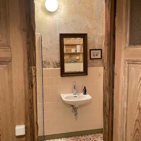 In Schoener Atelierwohnung Mit Garten Und Werkstattsauna *
