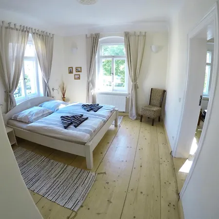 Stadtvilla Oscar 1 Og - Stilvoll Sanierte Altbauwohnung In Denkmalgeschuetzter Stadtvilla Nahe Elbradweg Apartment