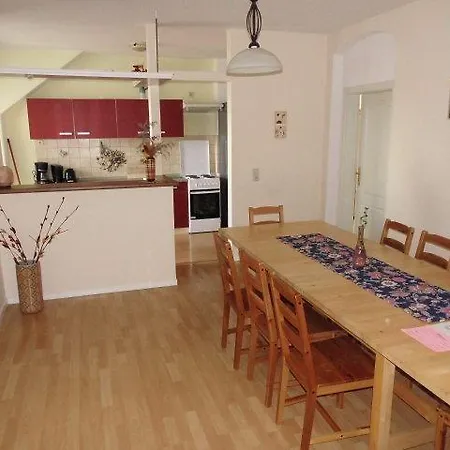 Apartment Sehr-schoene-4-raum-maisonette-fewo-mit-110qm-balkon-zentral-preiswert-t7 *