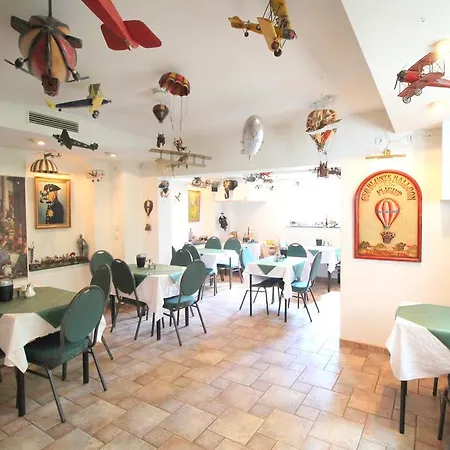 Zu Den Linden Hotel