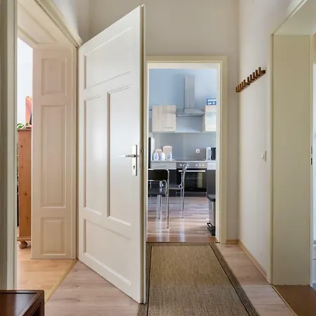 Residenz: Spacious For Groups Up To 6 Apartment *