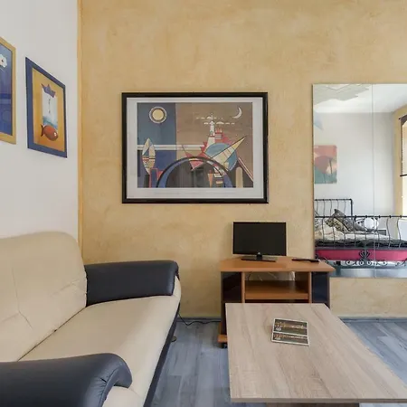 Residenz: Spacious For Groups Up To 6 Apartment