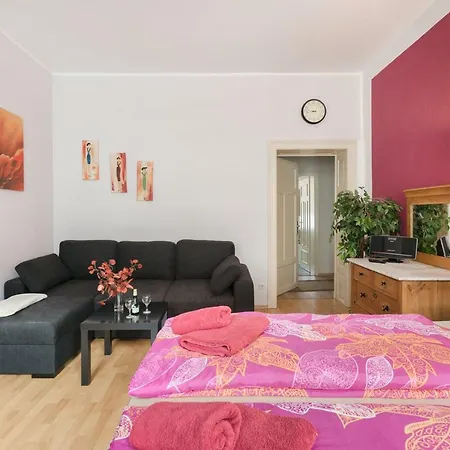 Residenz: Spacious For Groups Up To 6 Apartment