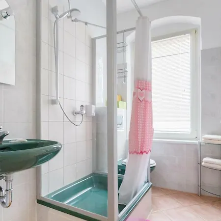 Apartment Residenz: Spacious For Groups Up To 6