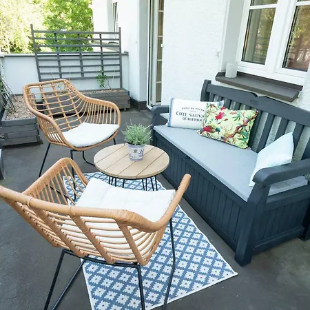 Golding - Flat 1 Apartment