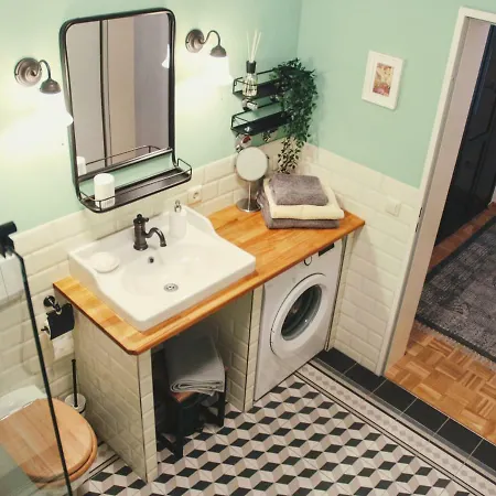 Henry Apartment *