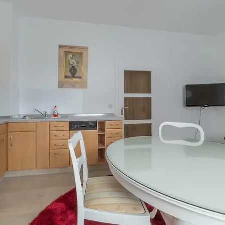 Zentrale Ferienwohnung In Gruna Im Dg *