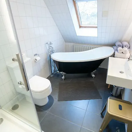 Golding - Flat 2 *