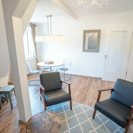 Golding - Flat 2 Apartment