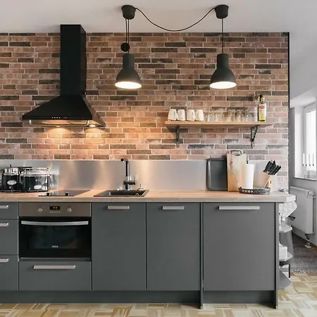 Henry Apartment *