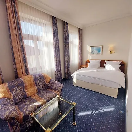 Bayerischer Hof Hotel 4*