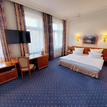 Bayerischer Hof Hotel 4*