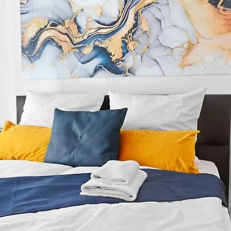 Apartment Luxus Im Zentrum Fuer 6 Personen Mit 3 Zimmern, Balkon, Parkplatz, Wlan Dresden