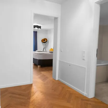 Luxus Im Zentrum Fuer 6 Personen Mit 3 Zimmern, Balkon, Parkplatz, Wlan Apartment Dresden