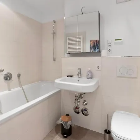 Luxus Im Zentrum Fuer 6 Personen Mit 3 Zimmern, Balkon, Parkplatz, Wlan Apartment