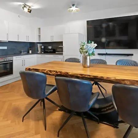 Apartment Luxus Im Zentrum Fuer 6 Personen Mit 3 Zimmern, Balkon, Parkplatz, Wlan