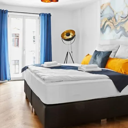 Luxus Im Zentrum Fuer 6 Personen Mit 3 Zimmern, Balkon, Parkplatz, Wlan