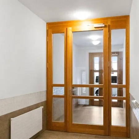 Luxus Im Zentrum Fuer 6 Personen Mit 3 Zimmern, Balkon, Parkplatz, Wlan Apartment