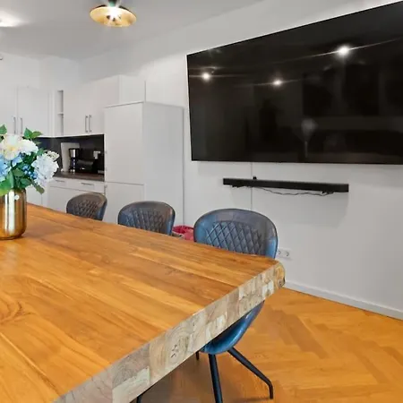 Apartment Luxus Im Zentrum Fuer 6 Personen Mit 3 Zimmern, Balkon, Parkplatz, Wlan Dresden